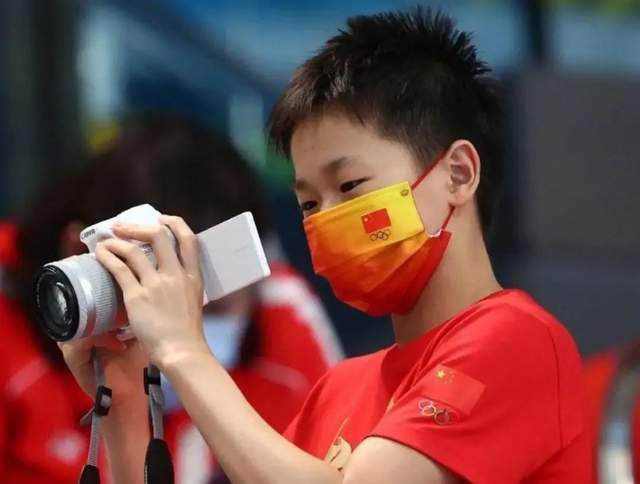 “在欧冠联赛这样的聚光灯下，总是非常特殊的，我们需要去获得些什么，去为了某些目标而战。